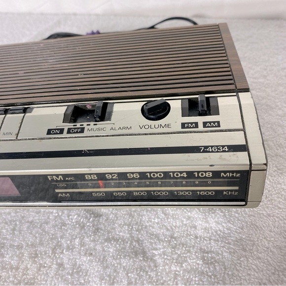 Vintage General Electric AM/FM Digital Alarm Clock Radio 7-4634 - Picture 5 of 15